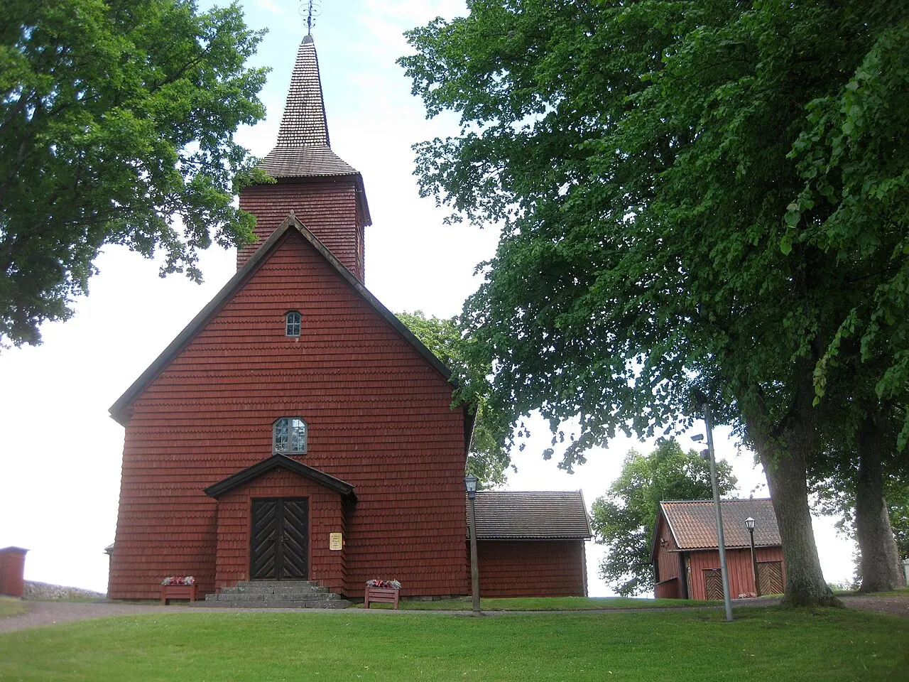 Älgarås kyrka i Töreboda kommun, Västergötland. En av få bevarade svenska medeltida träkyrkor. Långhuset är från 1460-talet.