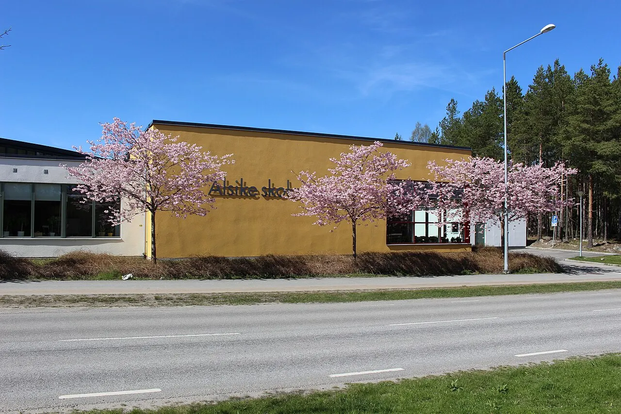 Skolmatsalen i östra delen av Alsike skola sedd från Brunnbyvägen.