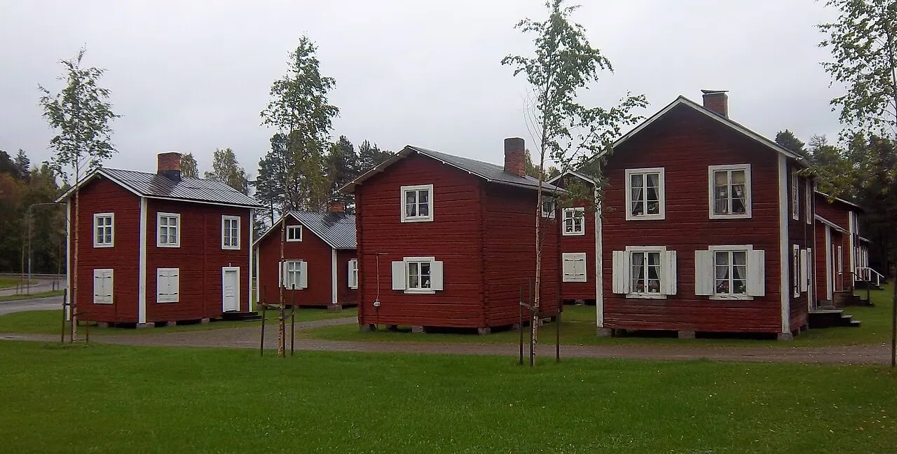 Älvsbyns kyrkstad, fotograferad mellan kyrkstaden och kyrkan en höstdag