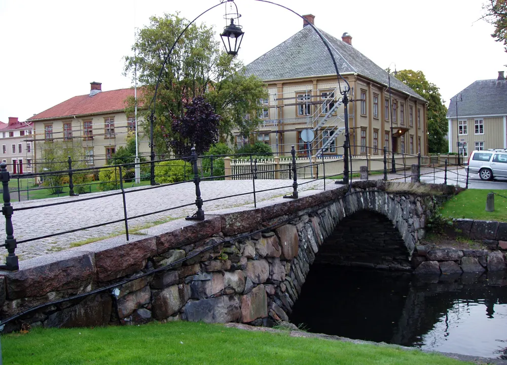 Mellanbron i Åmål med Vågmästaregården i bakgrunden.