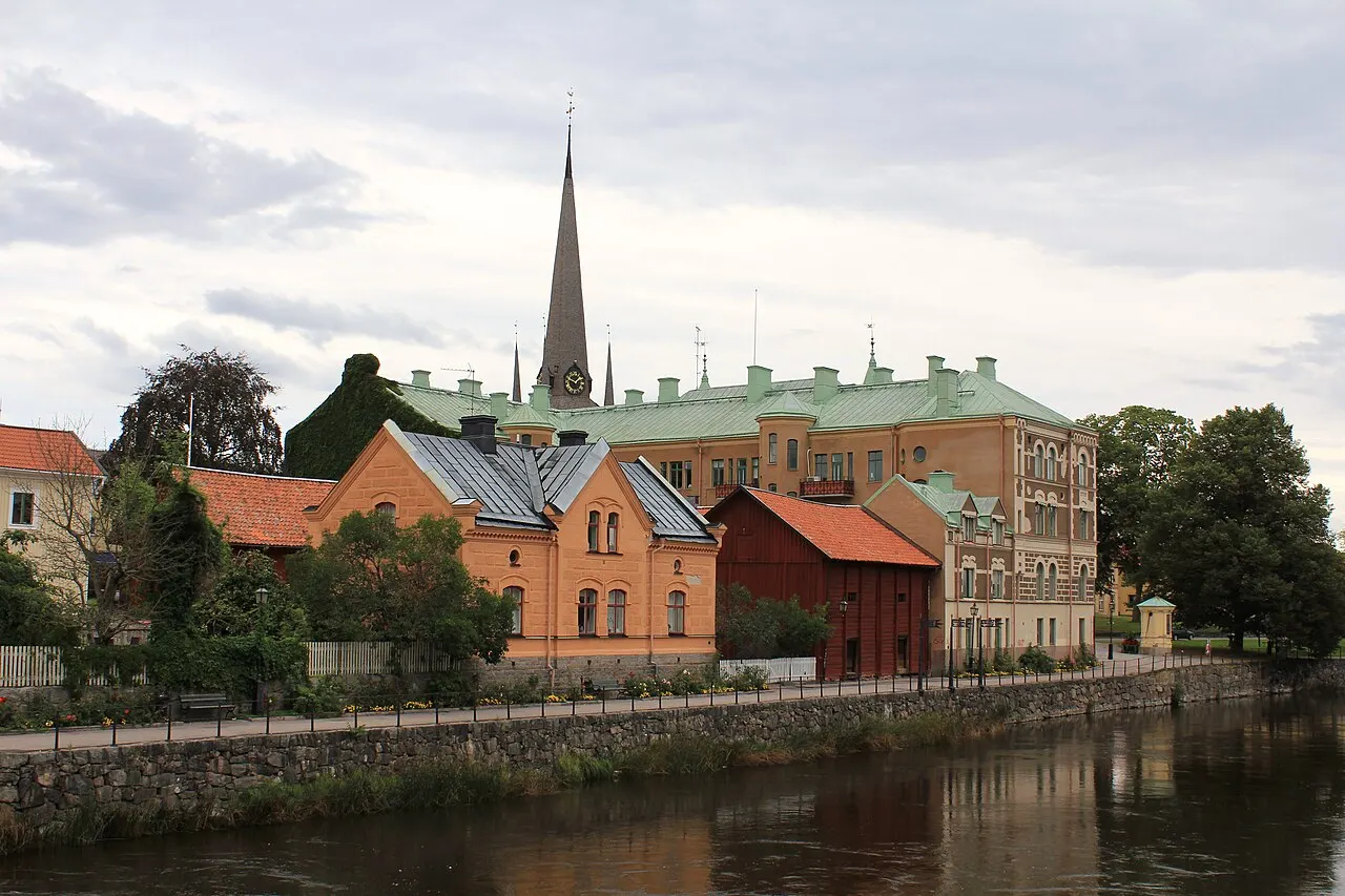 Arboga. Bild tagen från Gamla bron. Det gula stenhuset är Kungsgården 5, husnummer 2. De röda trähusen intill och bakom hör också till…