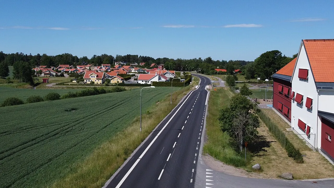 Askeby Tätort med skola i förgrunden och bostadsområde i bakgrunden.