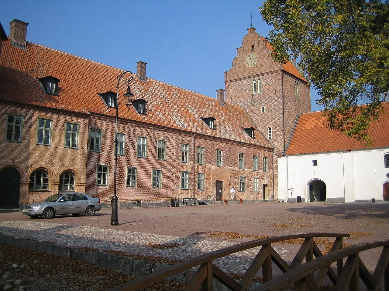 Bäckaskogs slott, borggården. Bilden tagen av mig själv 9 oktober 2005.