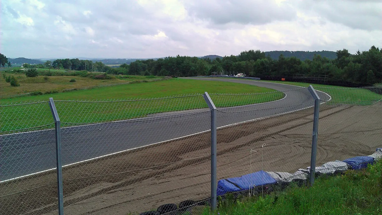 Kurva 8, kallad Högfarten, på Falkenbergs Motorbana 2011.