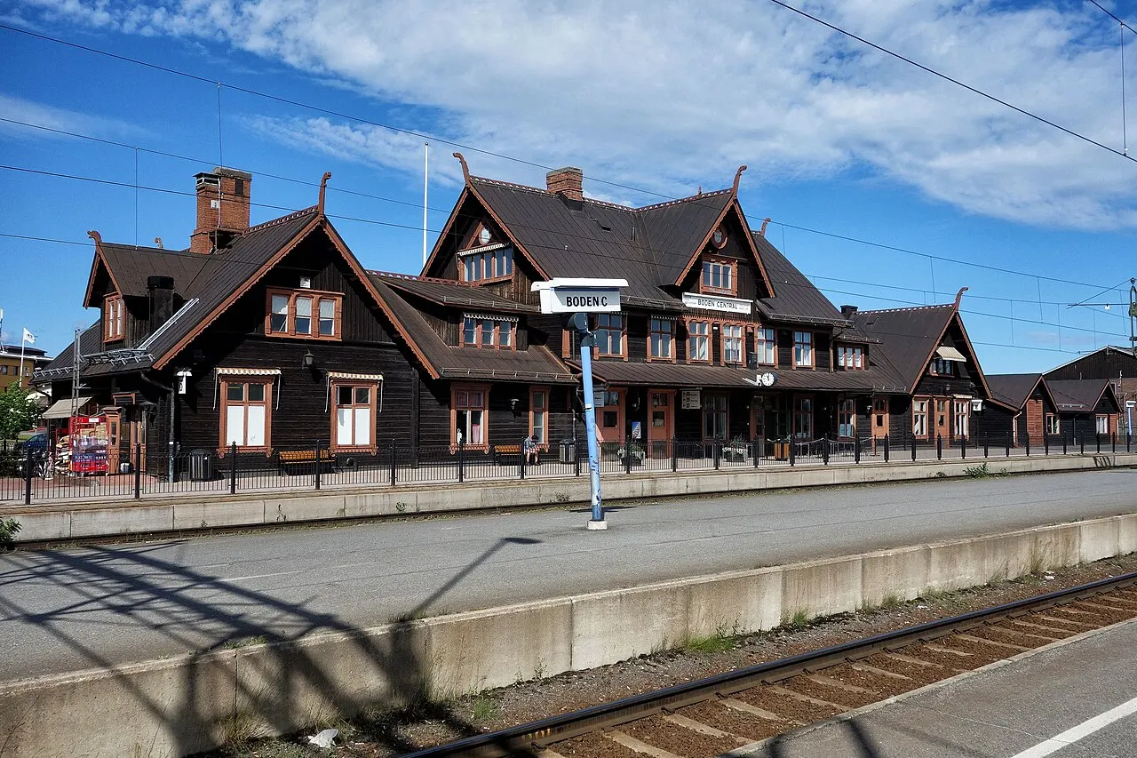 Stationshuset i Boden sett från plattform mellan spår 3 och 4.