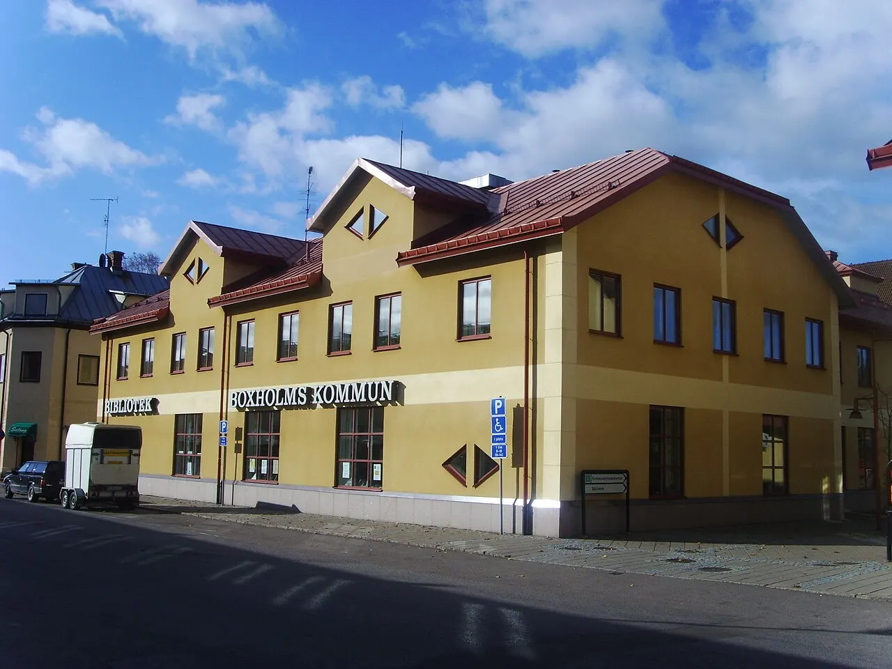 Kommunhuset och huvudbiblioteket i Boxholm.