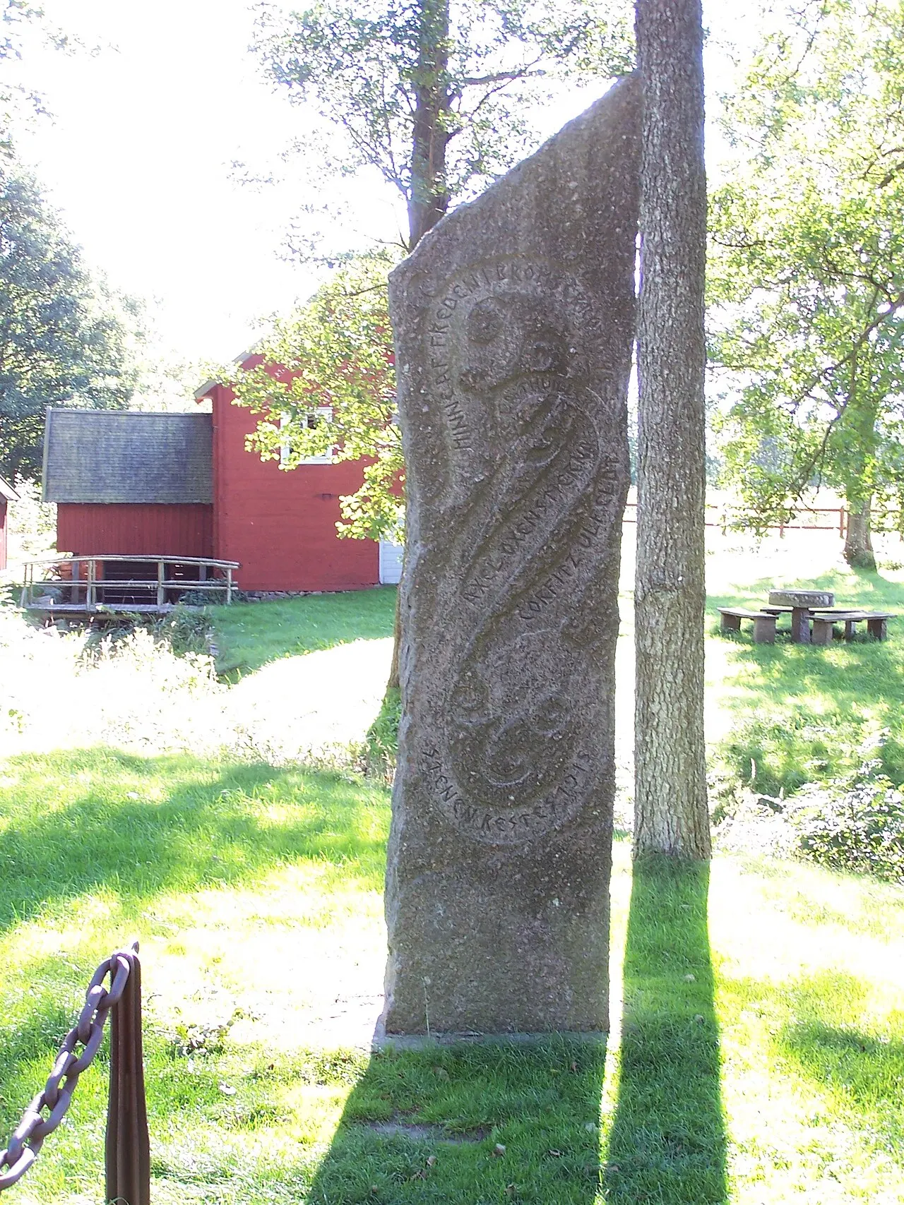 Fredsstenen i Brömsebro. Stenen är inte en runsten även om den ser ut som en. Stenen gjordes 1915 till minnet av freden mellan Danmark och…
