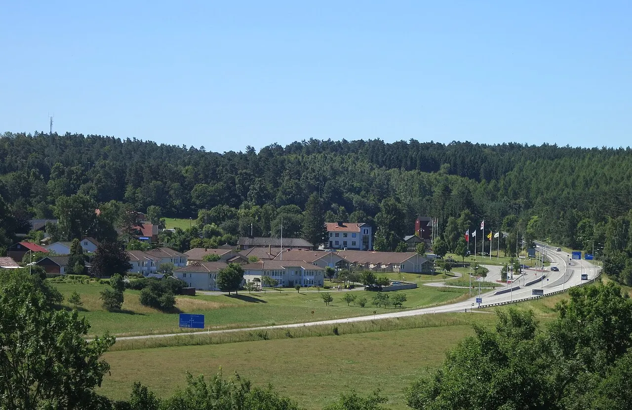 Riksväg 19 med Brösarp i bakgrunden.