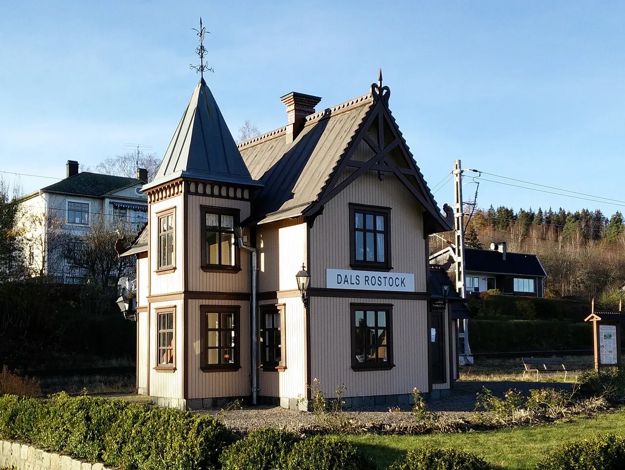 Stationsbyggnaden i Dals Rostock har byggts upp i halv skala.