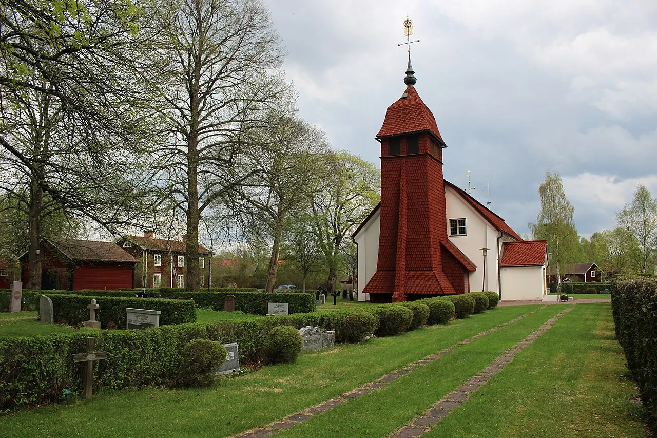 Djura kyrka från väster.
