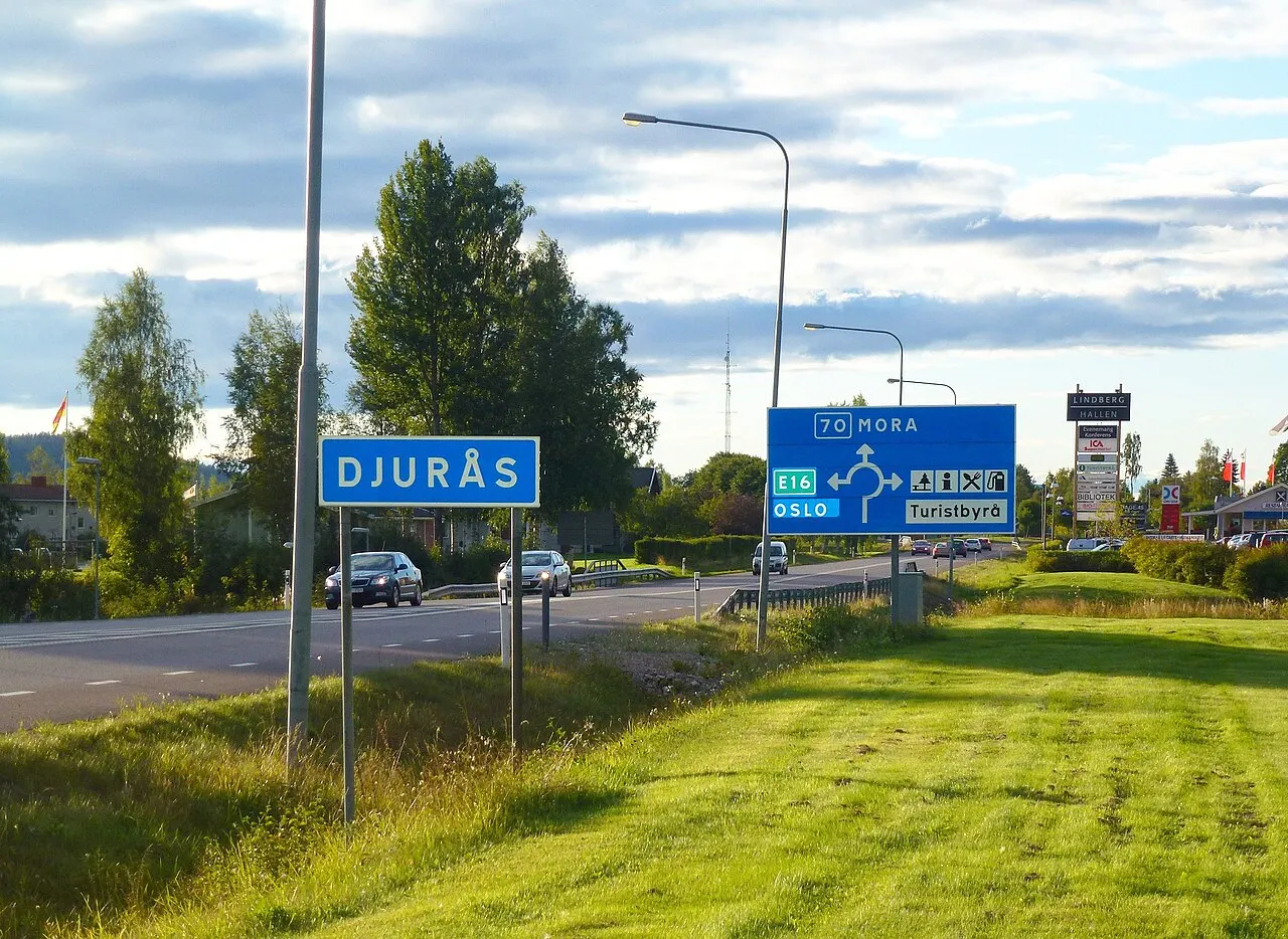 Djurås, ortsinfart från öster