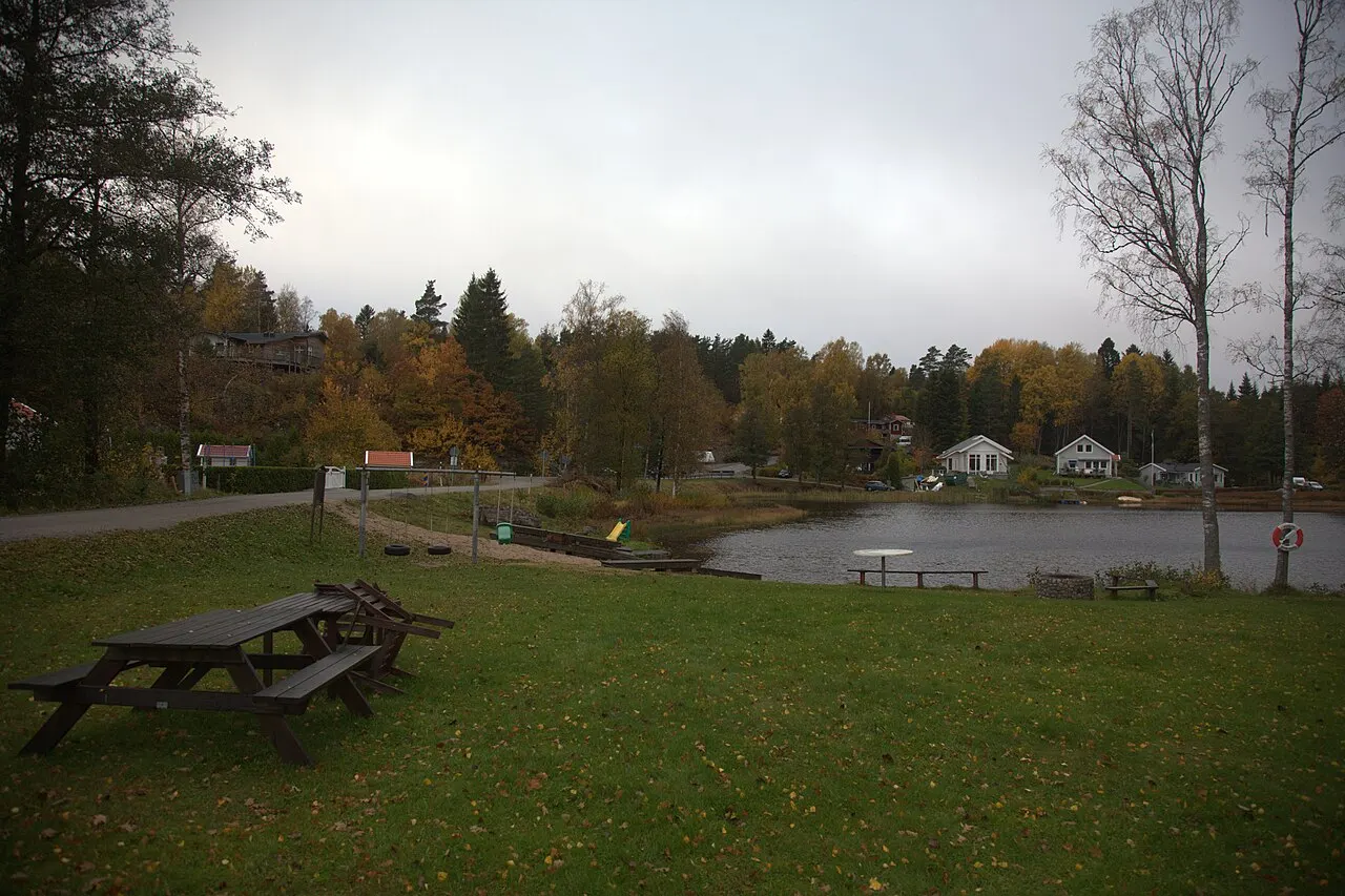 Mindre park och badplats intill Duvesjön i Kungälv