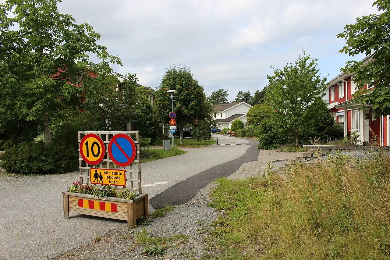Edeby Ängsväg från öster.