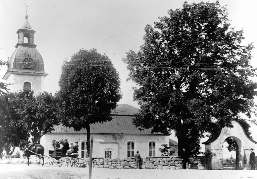Häst och vagn utanför Ekeby kyrka. Kyrkan är från 1774, men delar av väggarna är kvar från en tidigare medeltida kyrka.