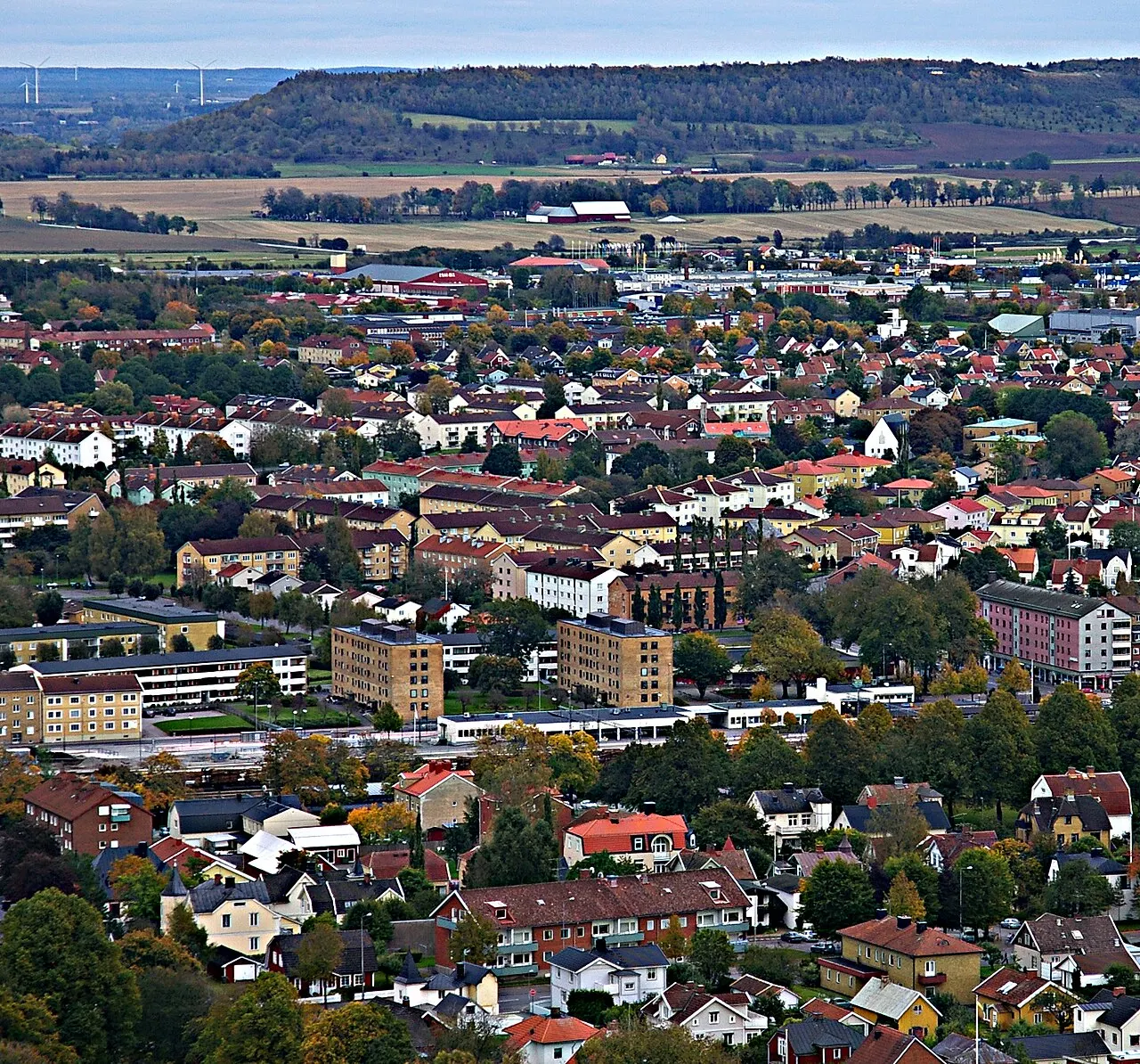 Falköping från utsiktstornet på Mösseberg. I bakgrunden ses Ålleberg.