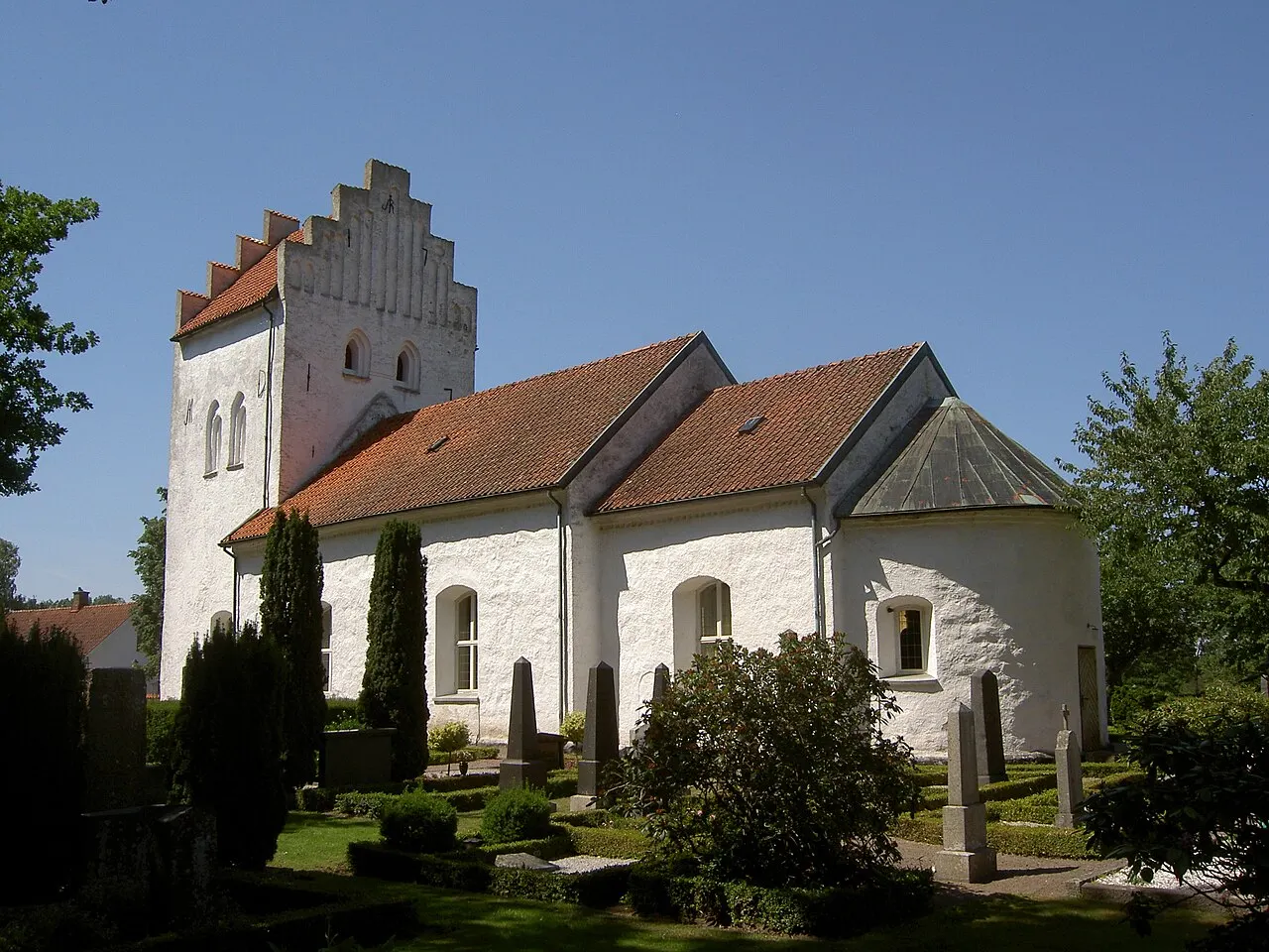 Farhults kyrka från sydost