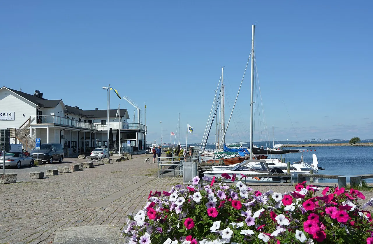 Färjestaden. Sommarvy från hamnen.