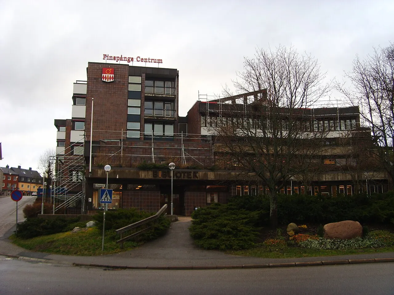Finspångs centrum, huvudbiblioteket och kommunhuset.
