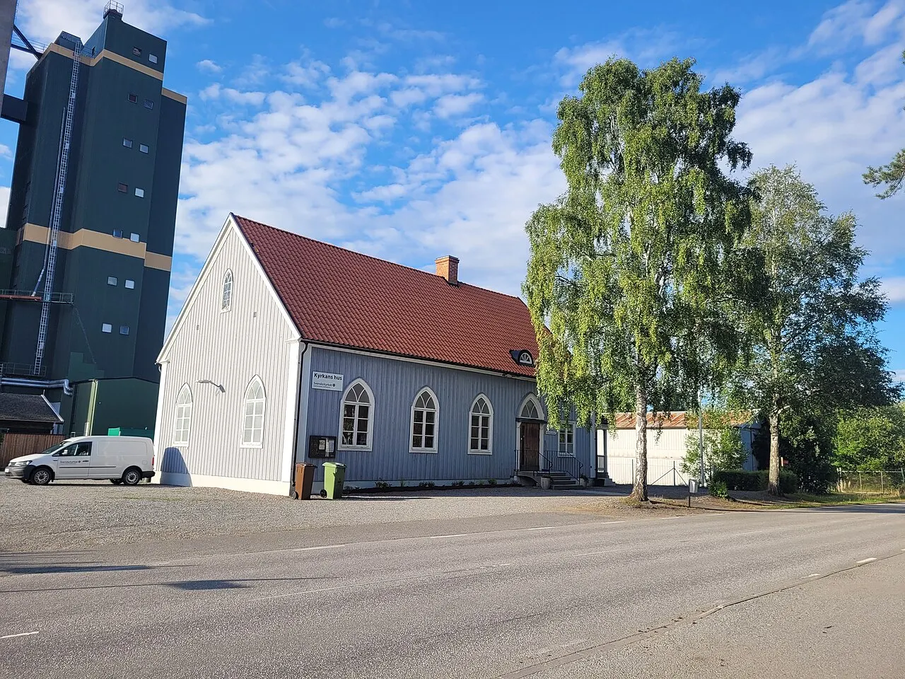 Fjärdhundra, silo och Kyrkans hus, juli 2023.