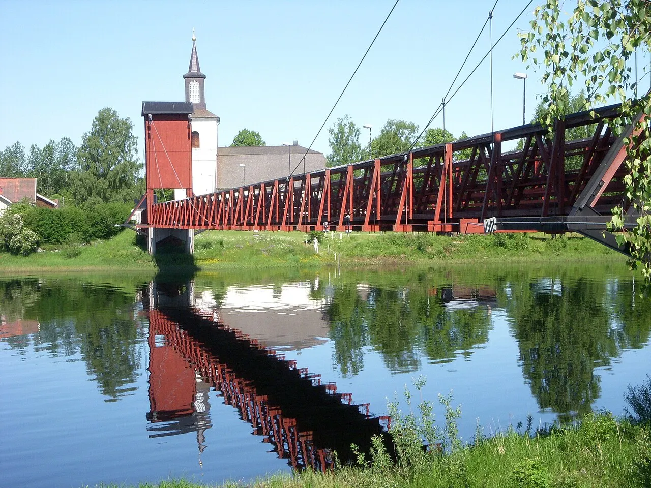 Hängbron i Dala-Floda med Dala-Floda kyrka