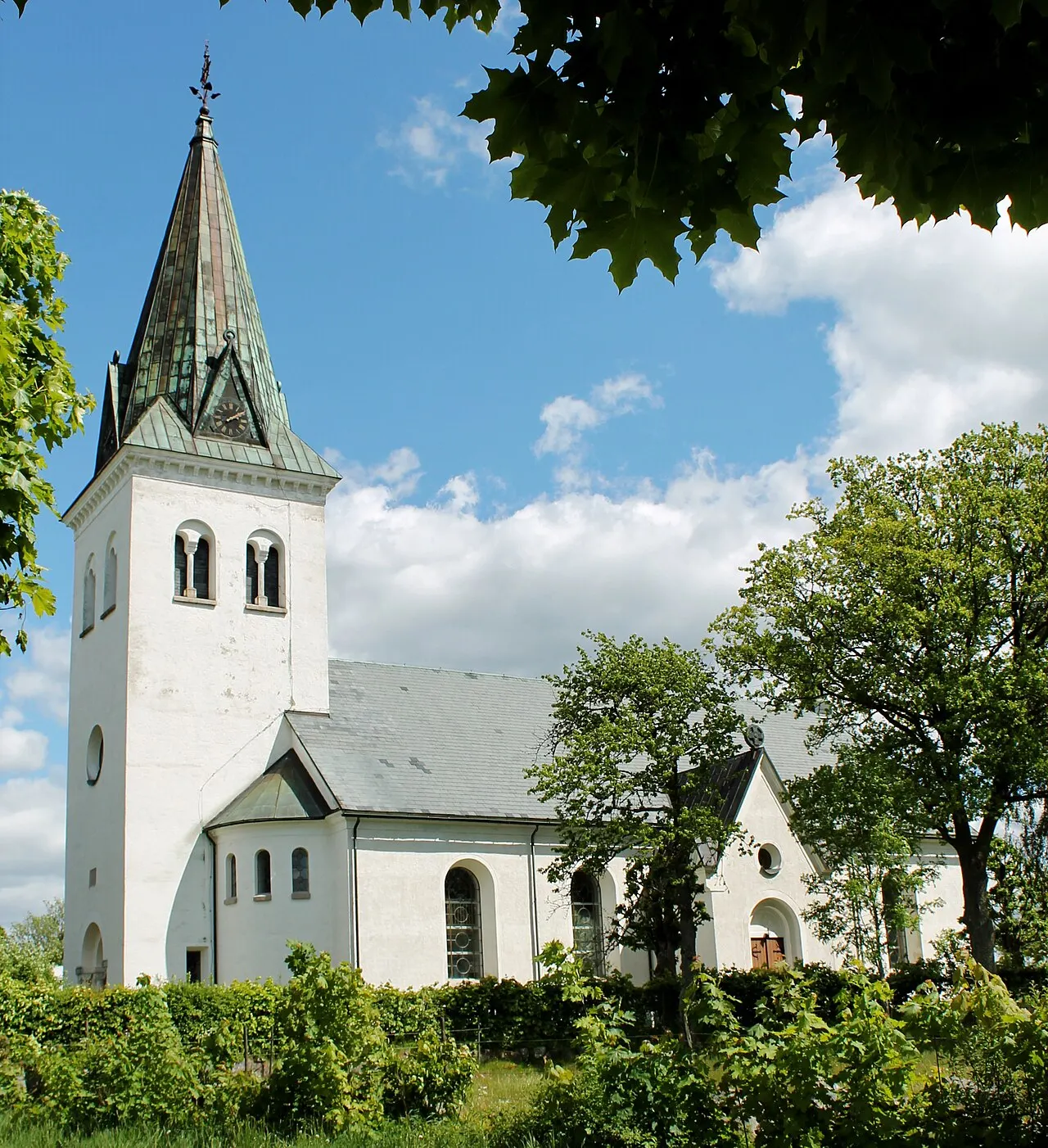 Furuby kyrka. Kyrkan är uppförd efter ritningar av arkitekt Herman Holmgren.Den är byggd i huggen sten och präglas av historiserande…