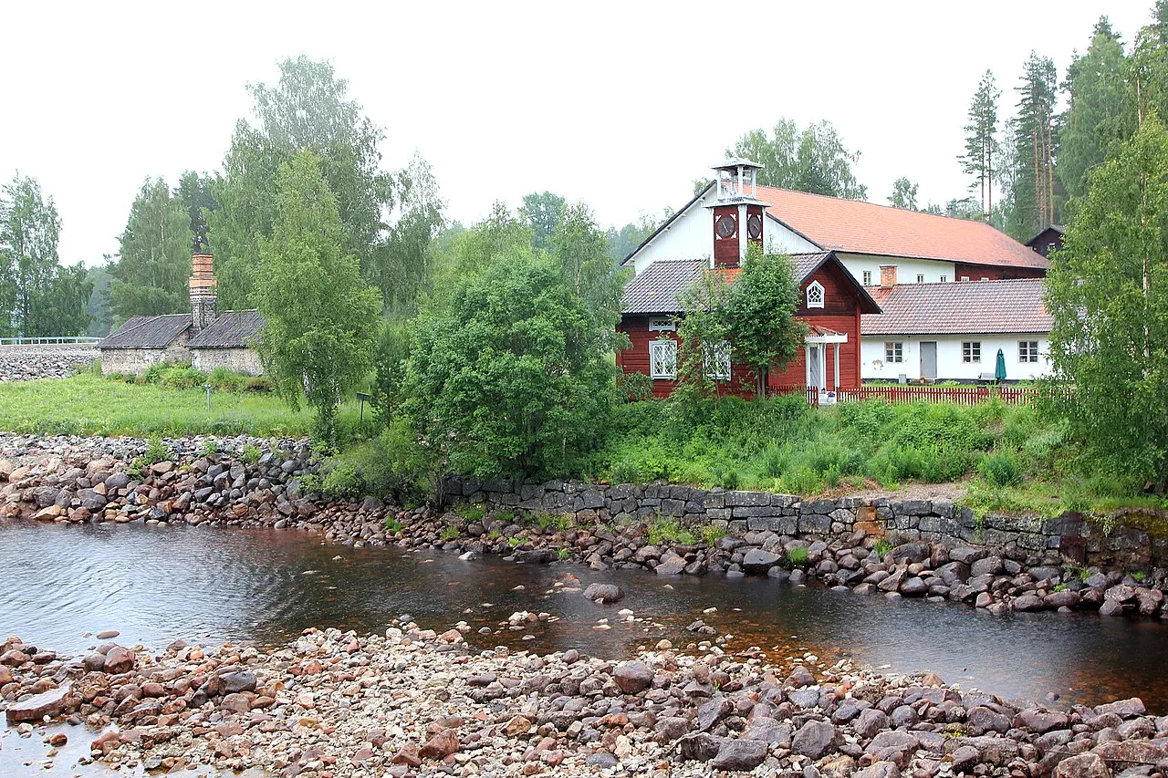 Furudals bruk. "Gnisterhusen" till vänster, där varm luft från härdarna leddes in i en trätunnel och användes till att torka saker…