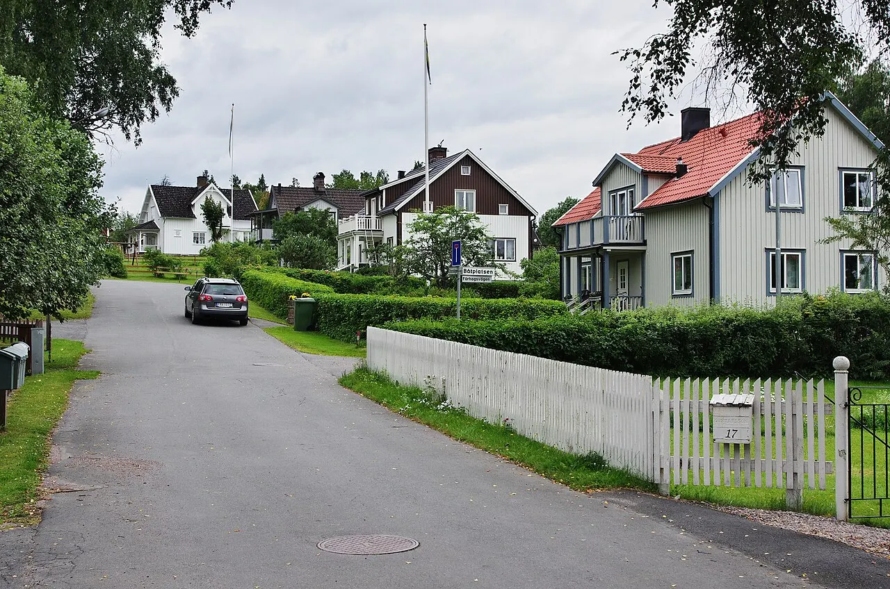 Strandvägen i tätorten Furusjö i Habo kommun i Västergötland.