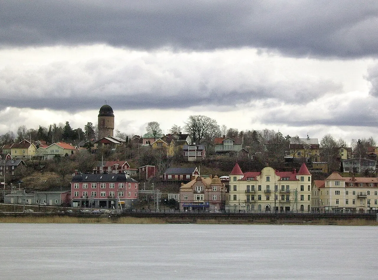 Fotografi av Gnesta från Frösjön