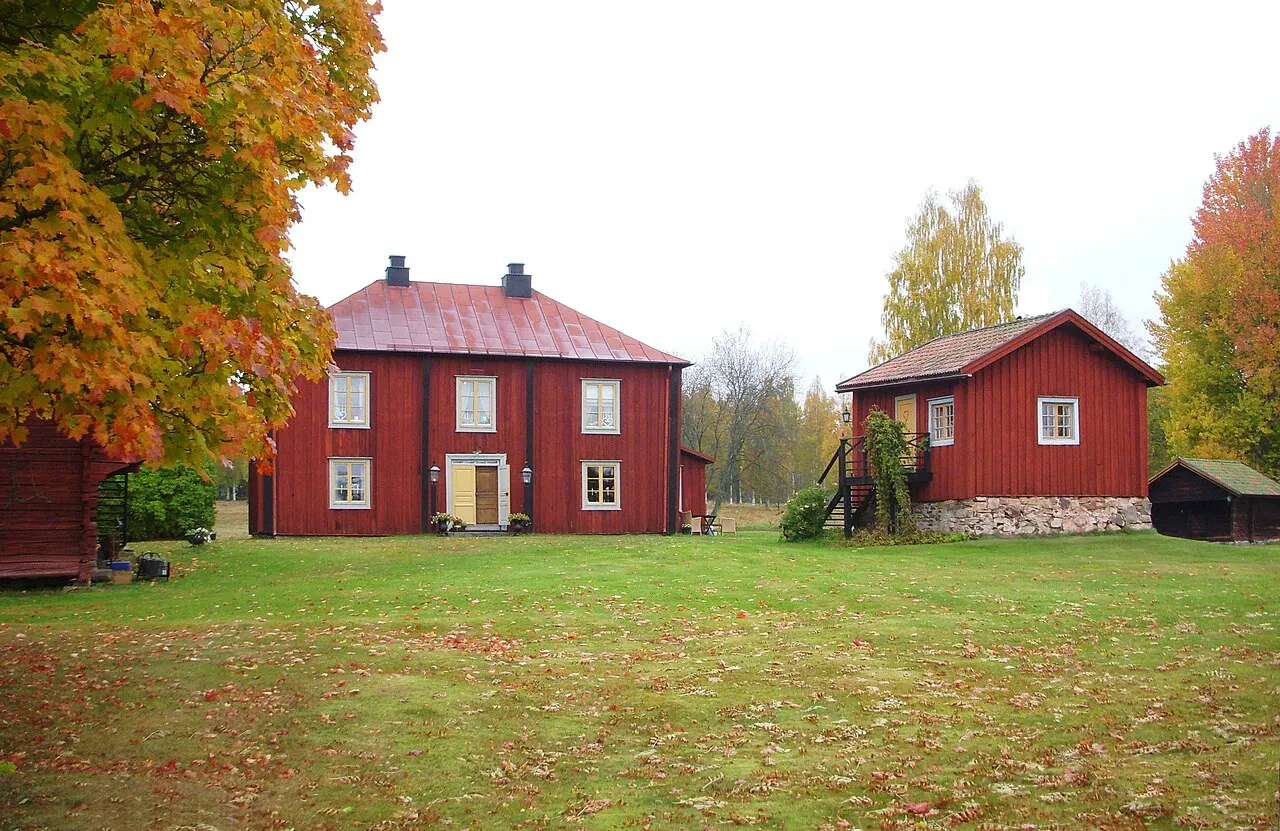 Gonäs bergsmansgård, huvudbyggnad och till höger om den källarstugan, som var byns första skola