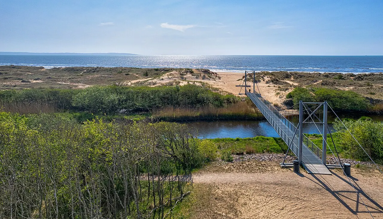Gångbro över Genevadsån i Gullbranna naturreservat i södra Halland.