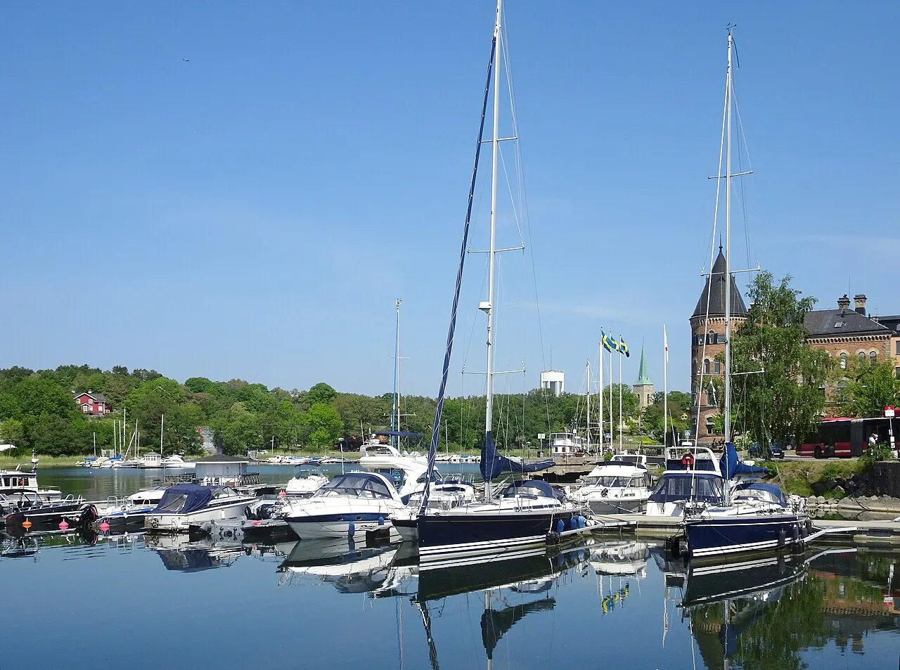 Gustavsberg med hamnen, kyrkan och vattentornet