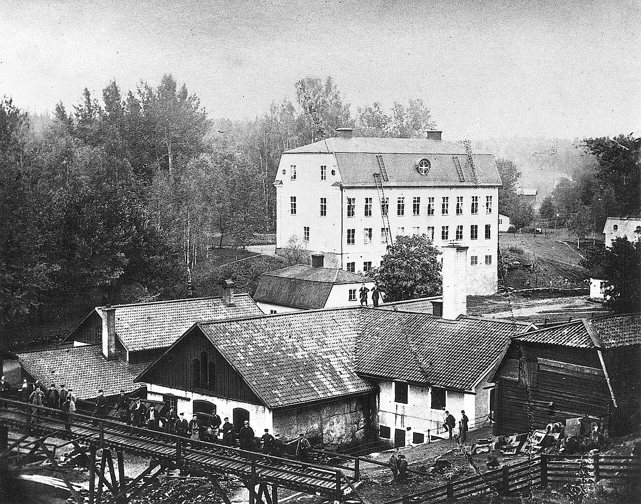 Utsikt över herrgården, spiksmedjan, lancashiresmedjan och sillboden, Hagge bruk.