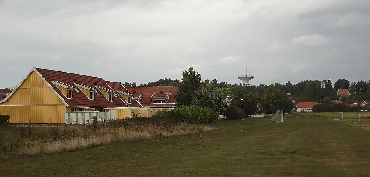 Hus på Blåklocksvägen i Hällbybrunn i Eskilstuna. I bakgrunden syns Hällbybrunns vattentorn.