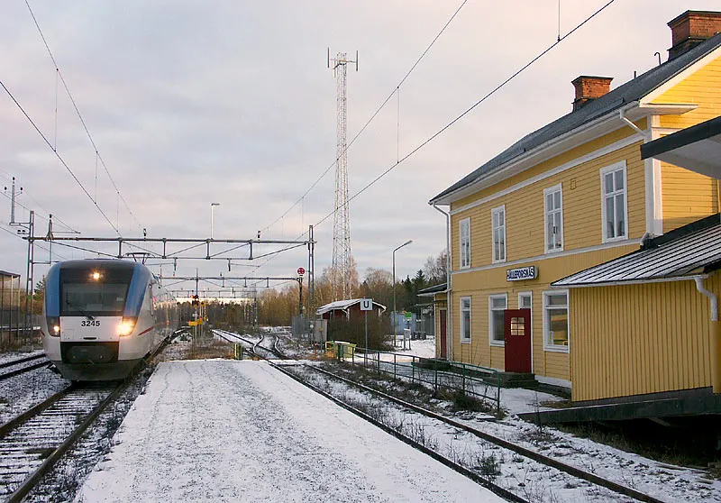 Hälleforsnäs station är en järnvägsstation i centrala Hälleforsnäs, mellan Flen och Eskilstuna i Sörmland. Fotot är taget år 2003.