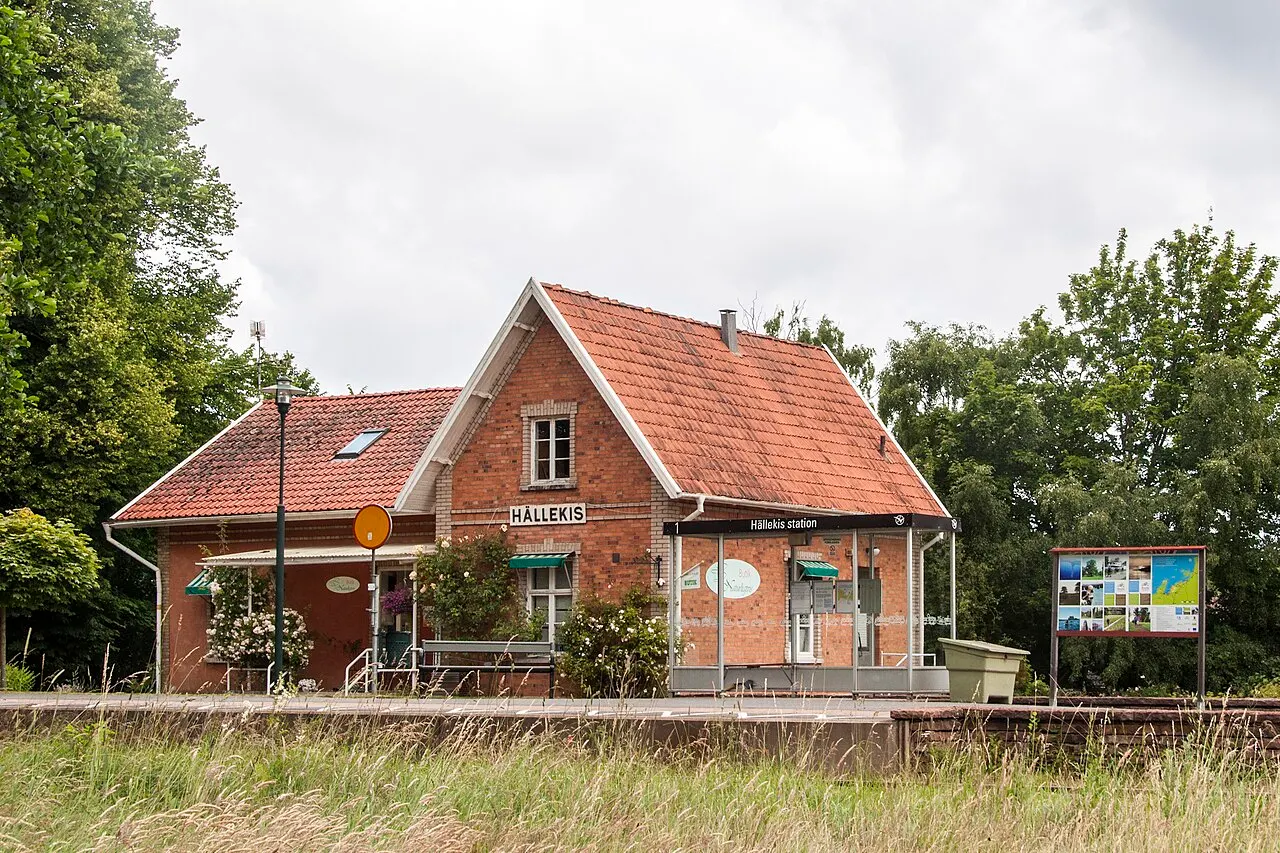 Hällekis station, Byggnadsår 1898