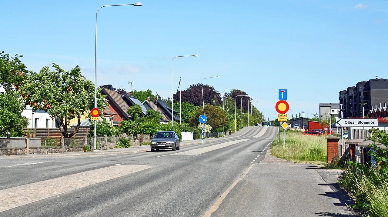 Blekingevägen i Hammar, riktning österut. Till höger skymtar det bostadsområde som har byggts i slutet av 2010-talet och början av…