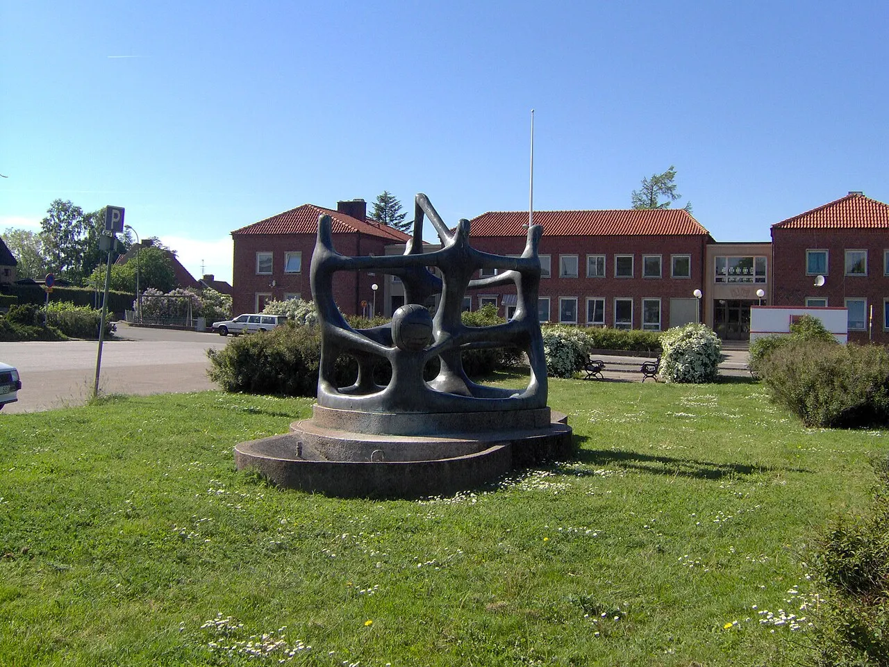 Torget i Hammenhög, Skåne, Sverige. Skulpturen Lekande barn, 1968, Karin Norelius.