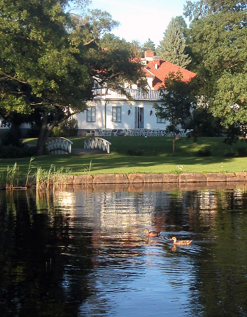 Hjälmareds herrgård, som numera inrymmer elevrum och skolmatsal vid sv:Hjälmareds folkhögskola.