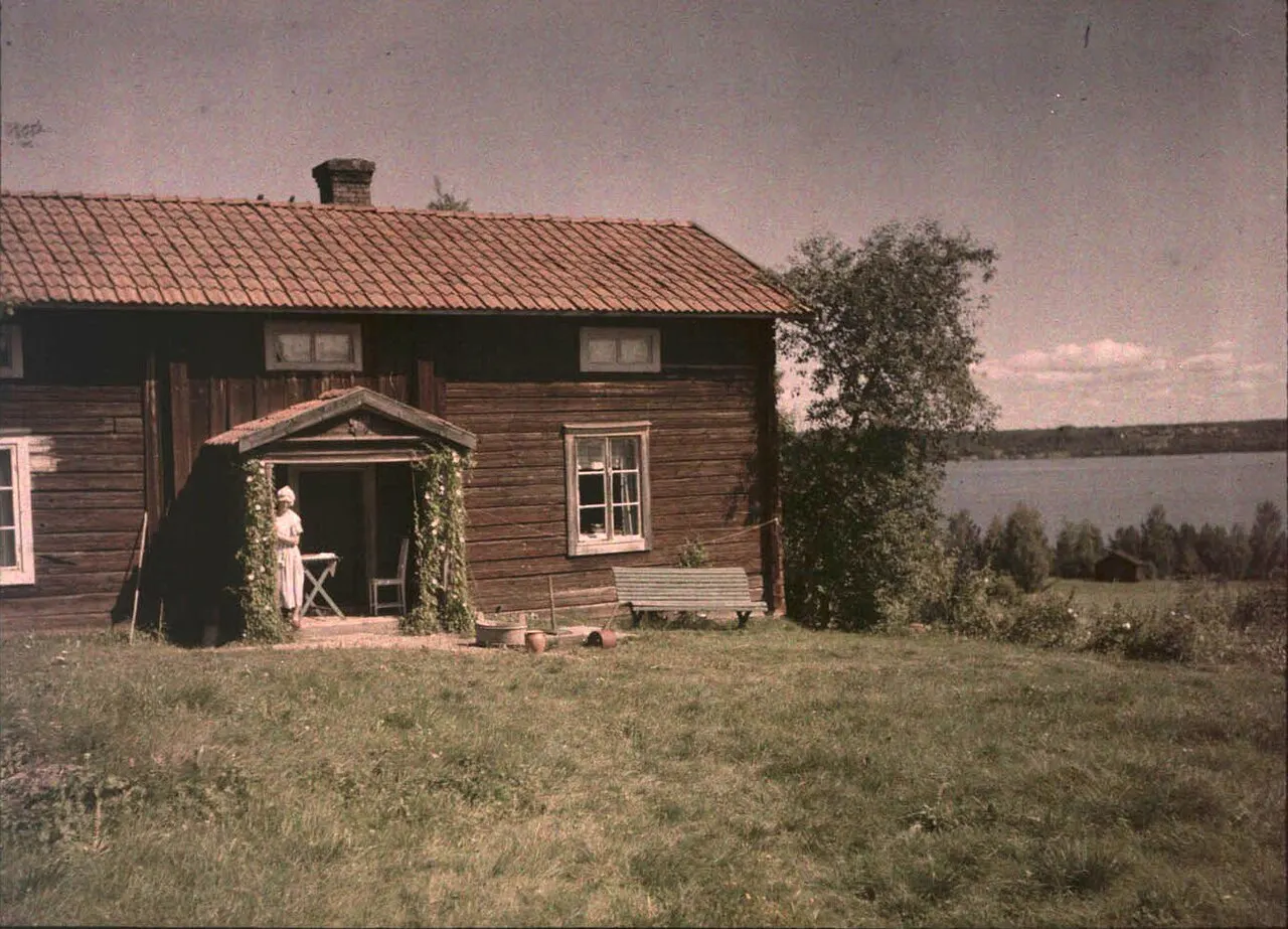 En gård i Hjortnäs by i Leksand. Autochrome / Autokromfotografi.