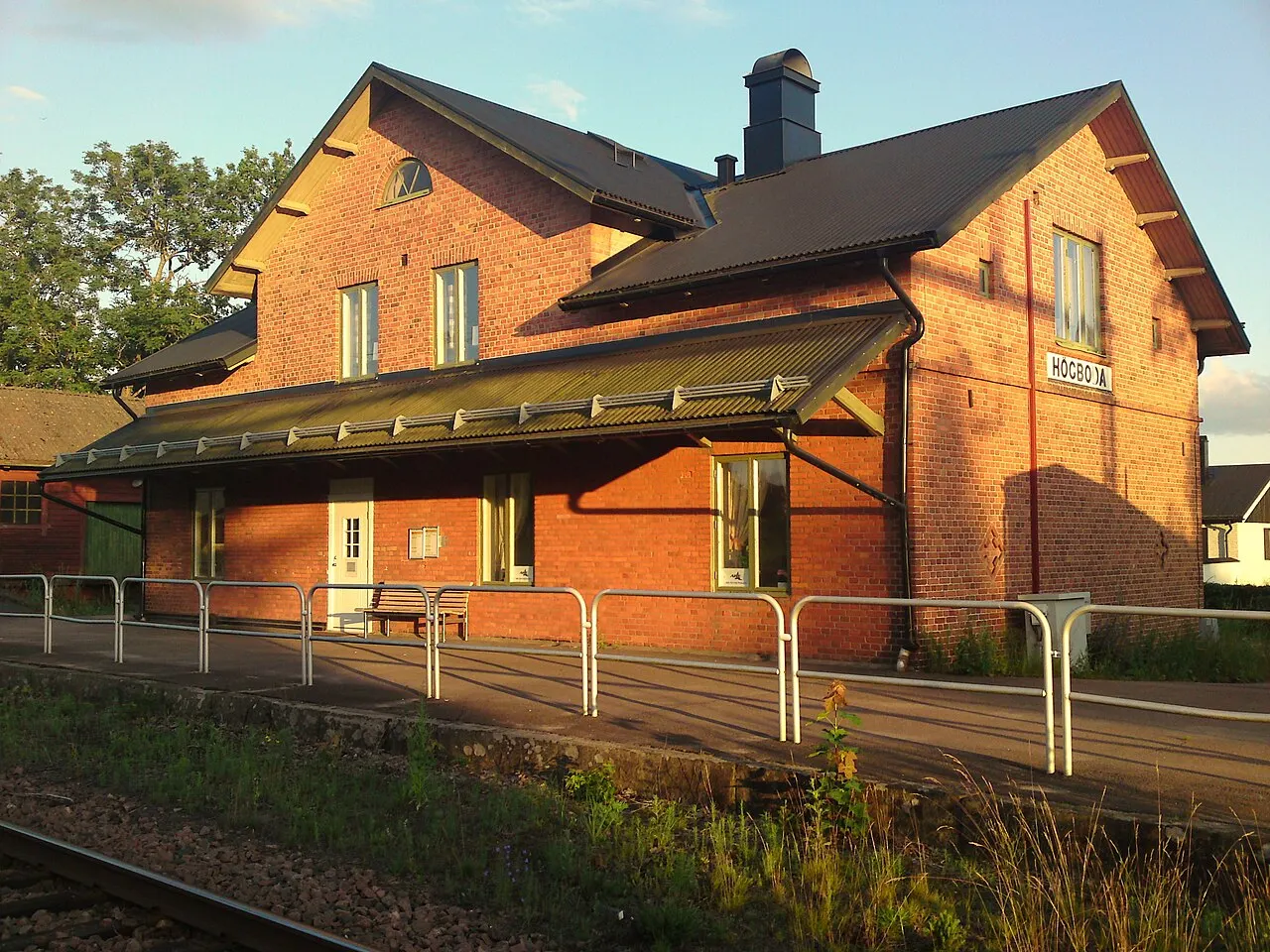 Högboda järnvägsstation på kvällen sommaren 2009