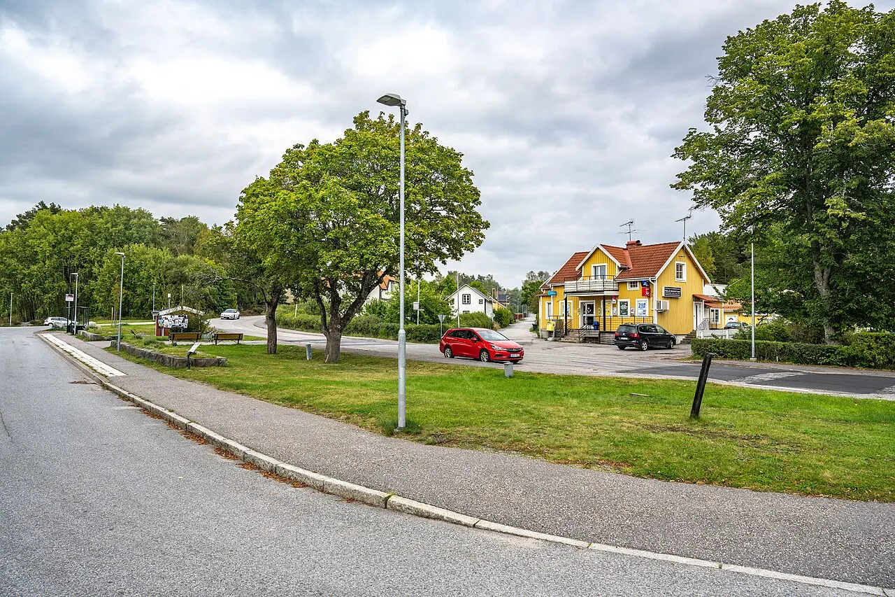 Hölö samhälle i Södermanland. Busstationen vid Centralvägen. 20 september 2025. Foto: Håkan Skogsjö.