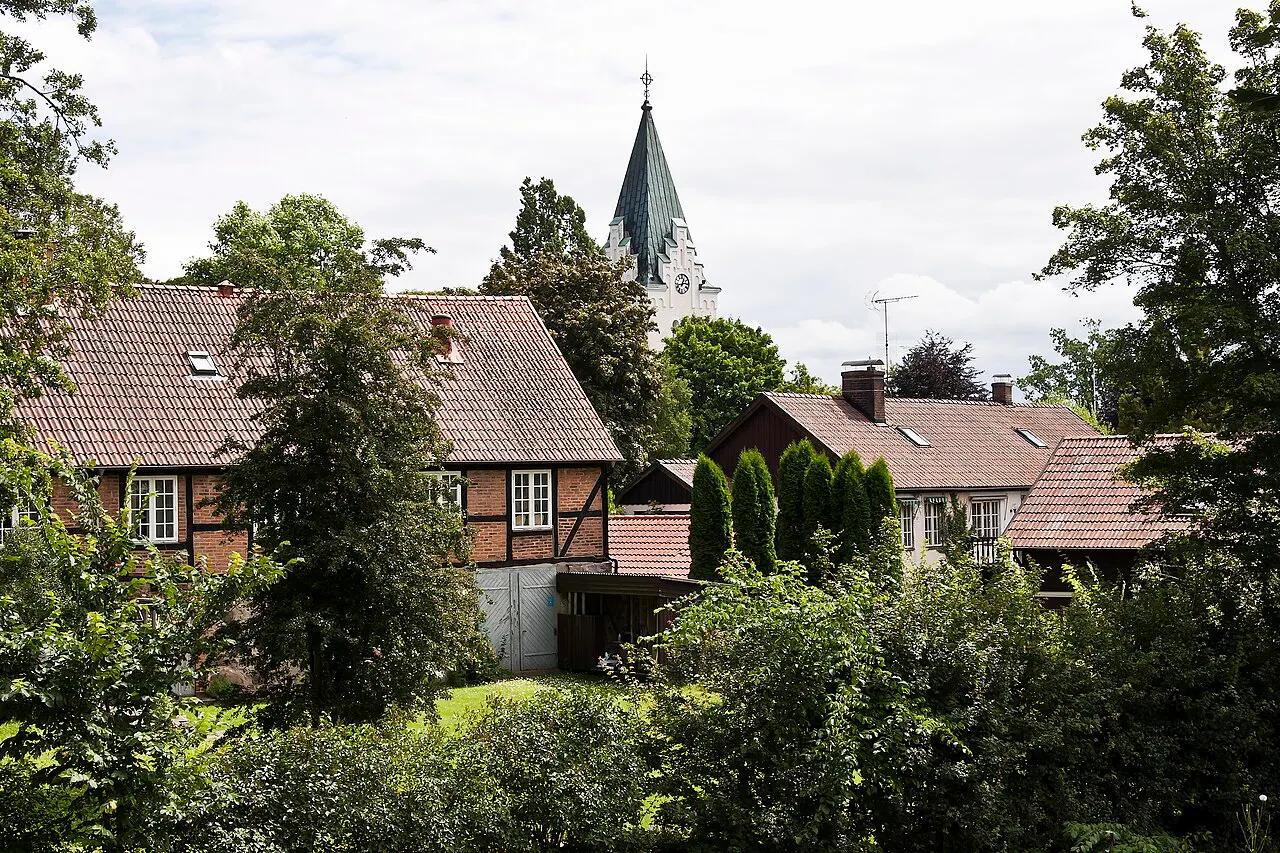 Bebyggelse i Höör med Höörs kyrka i bakgrunden.