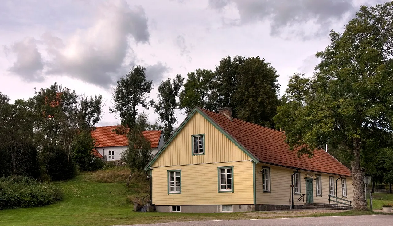 Hörjagården (f.d. skolan) och kyrkan i Hörja i Skåne.