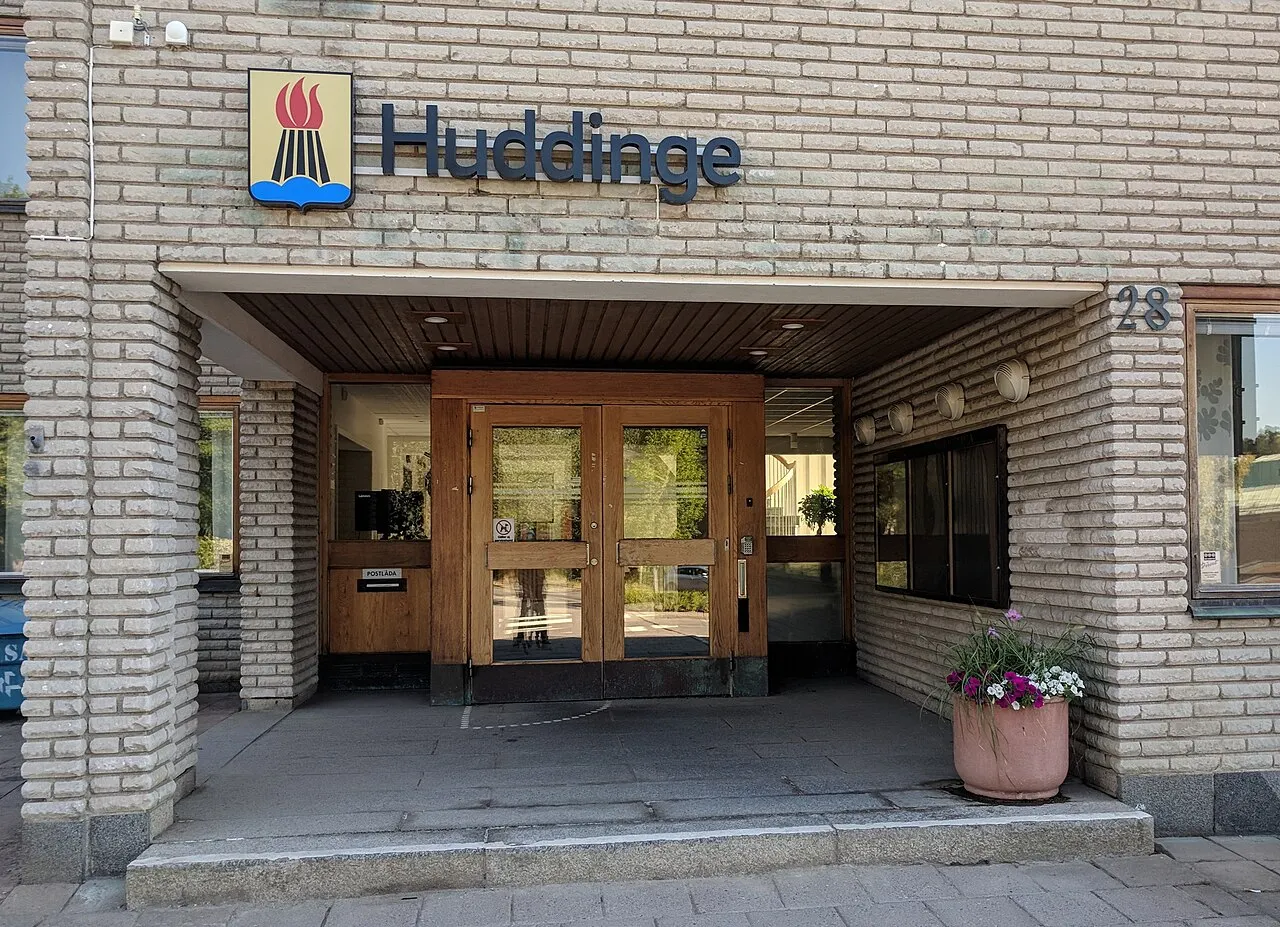 Ingång till Huddinge kommuns kommunalhus