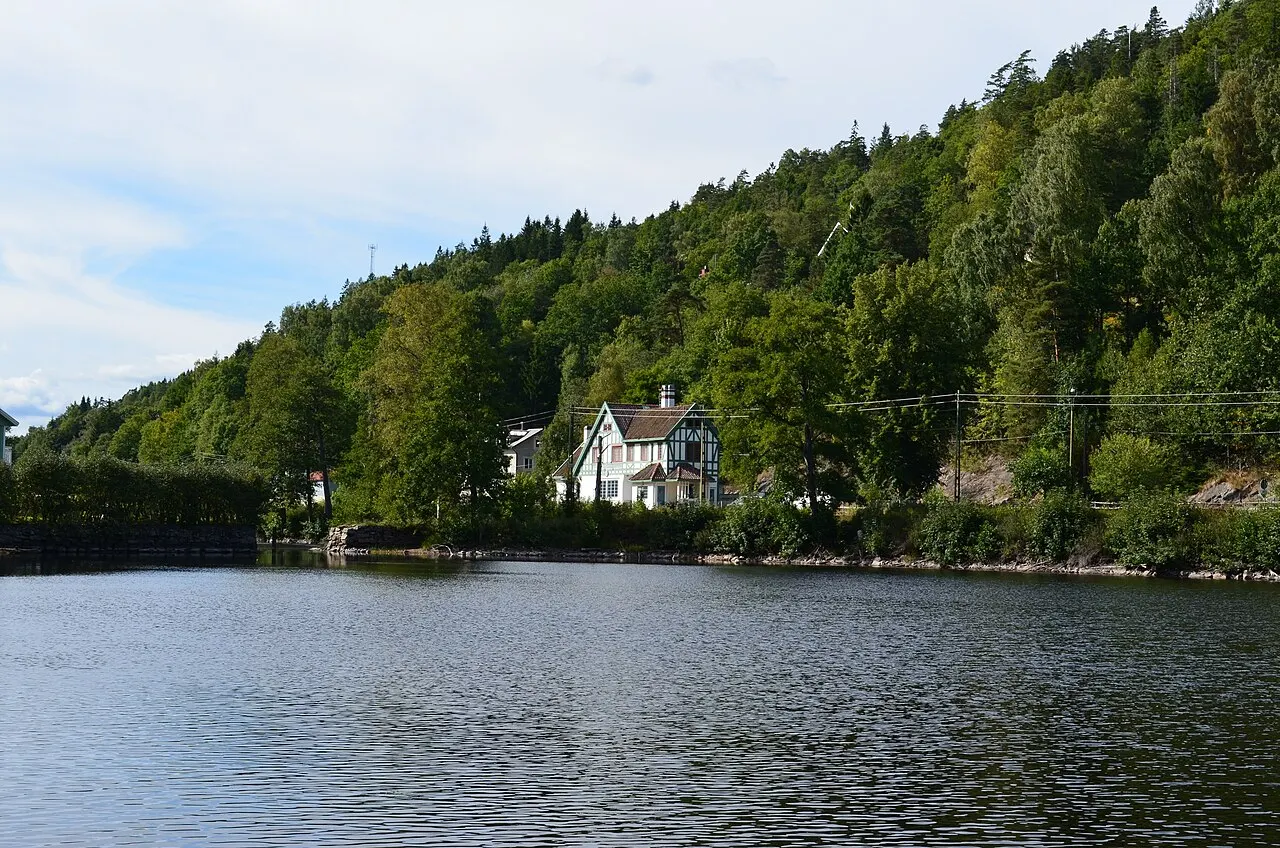 Hultafors station sedd från sydöst. Fotografiet taget från andra sidan Viaredssjön.