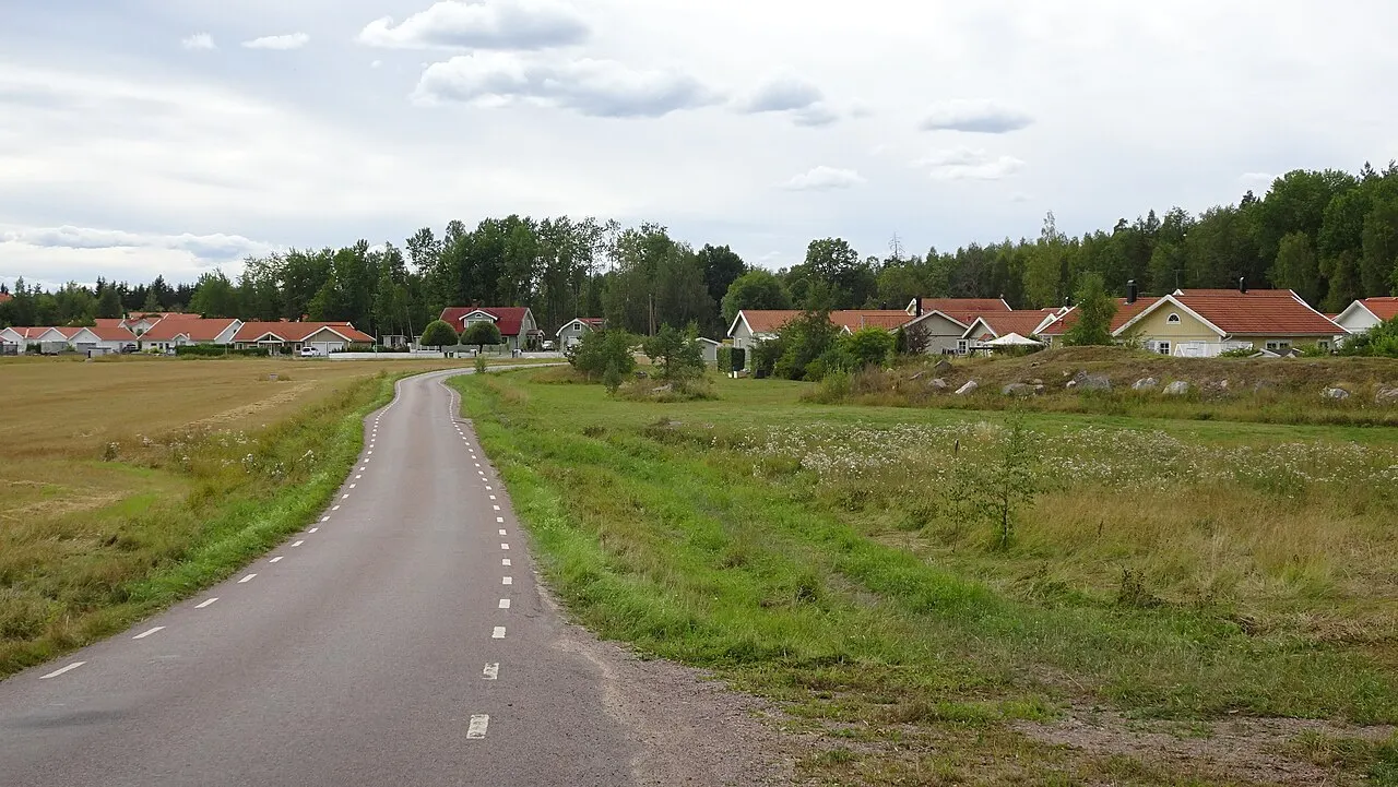 Hustahöjden är en småort cirka 8 km sydväst om Västerås centrum i Västerås kommun, Västmanland.