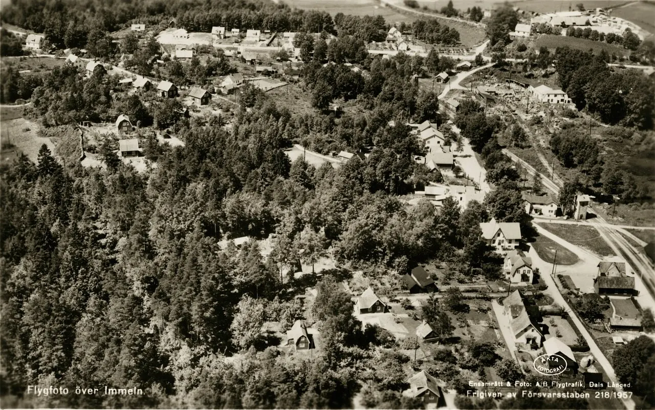 Flygfoto över Immeln, med järnvägsstationen till höger i bild, taget 1957 av AB Flygtrafik, Dals Långed. Från Järnvägsmuseet via…