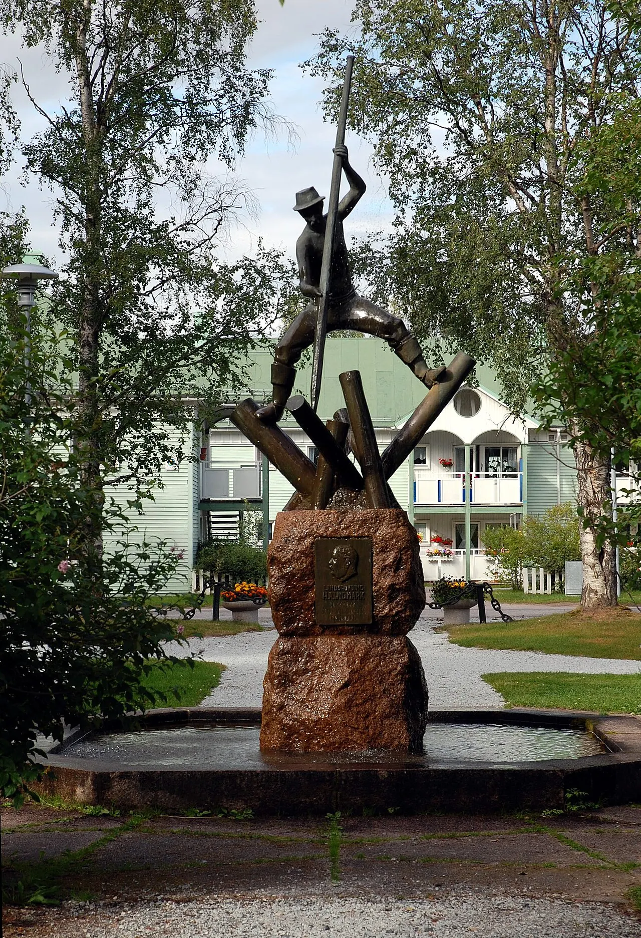 Timmerflottaren, skulptur i parken Jokkmokk, av Runo Lette (Johansson), brons och granit, 1954
