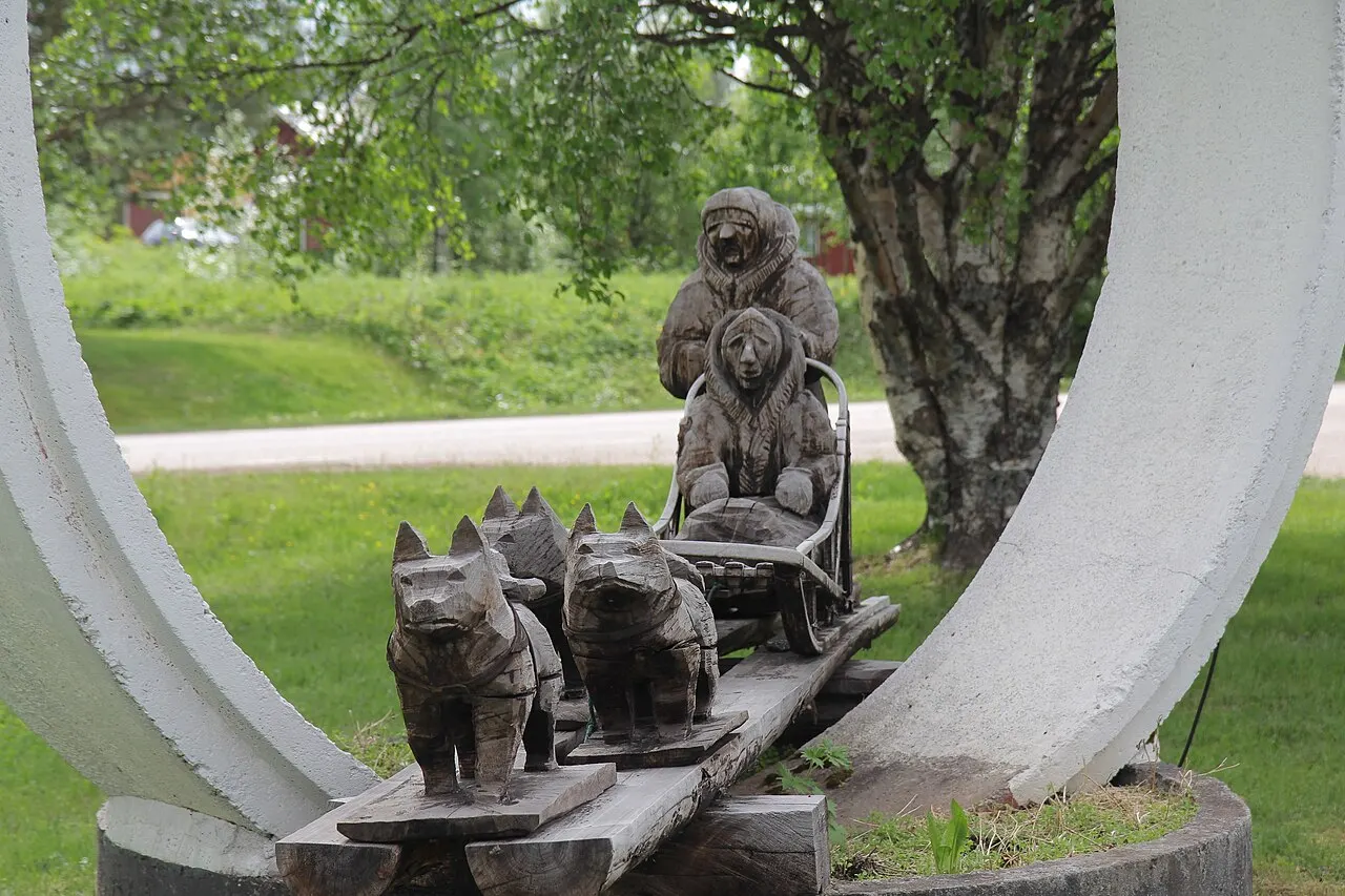 En staty av Leonhard Seppala, hans fru Constance och hans hundar i byn Junosuando.
