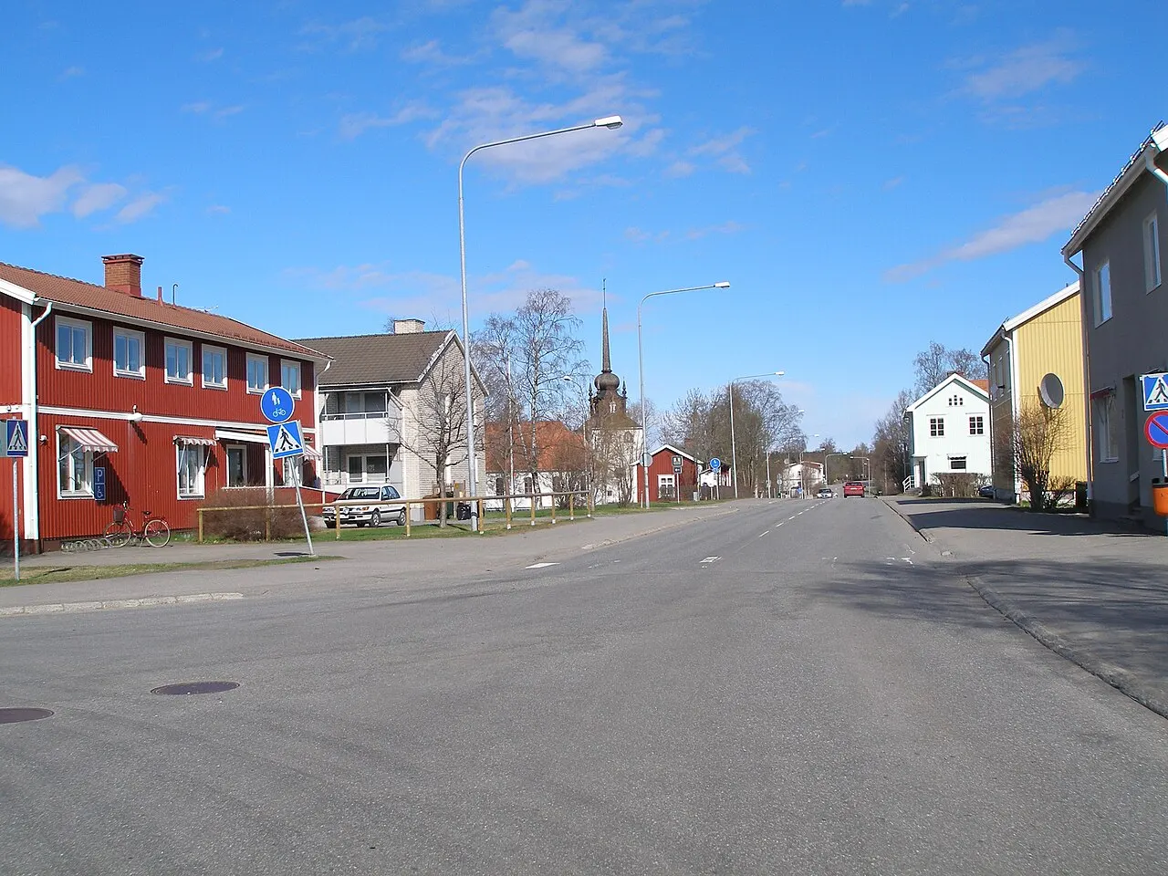 Storgatan i Kåge, Skellefteå kommun. Vy mot norr med kyrkan i bakgrunden.